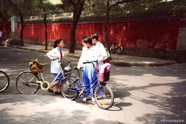 1990年代的北京城,穿着校服的中学生骑着自行车放学回家.