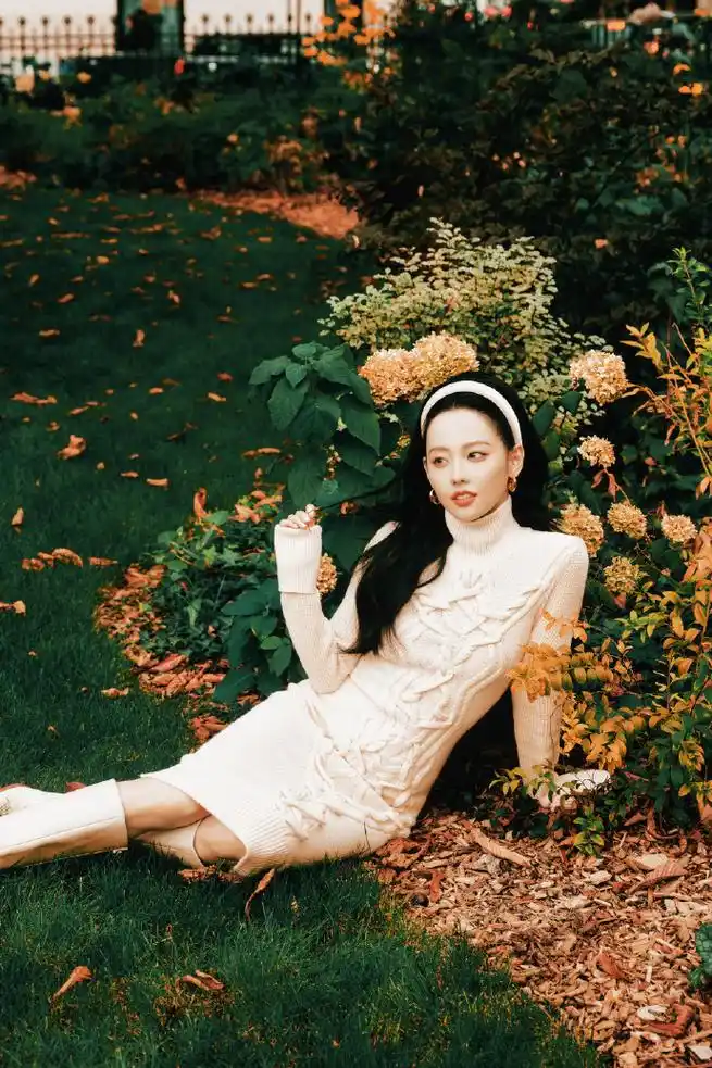 张嘉倪绞花颗粒感长裙##张嘉倪白色针织麻花裙打了60个结