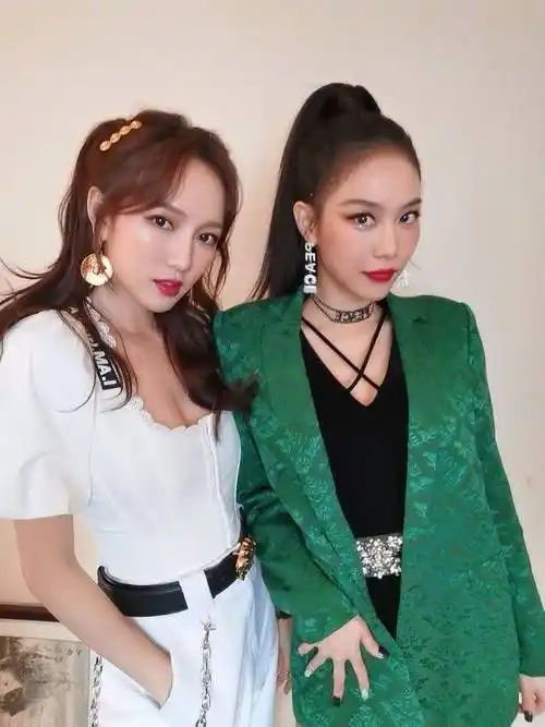 孟佳王霏霏合体拍摄姐妹装,a出境界,十几年的友谊让人羡慕_时尚_黑色