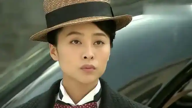 飞哥大英雄她到底给队长偷偷的塞的什么东西队长放她通行