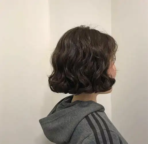 短发水波纹发型