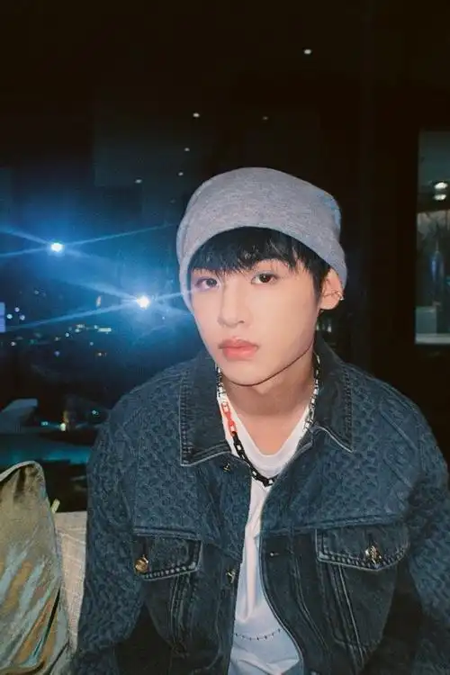 黄明昊夜色随拍照