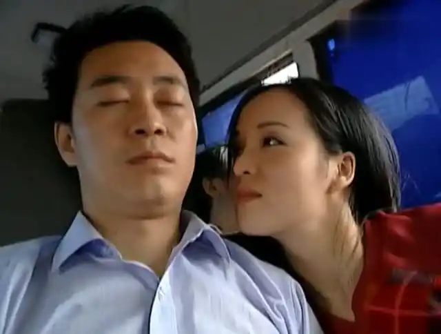 危情实录:美女趁男子睡着竟拿起衣领,故意印上唇印,这下惨了!