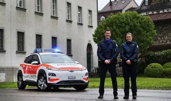 【瑞士】最离奇车祸,女车主被自己车来回碾压3次|女司机|警车|鲁晓芙