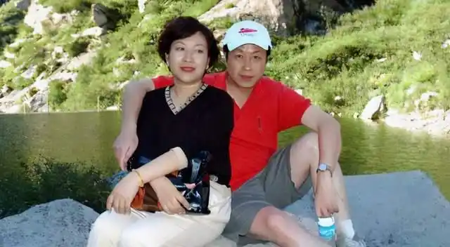 罗京逝世11年,当初哭到昏厥的妻子改嫁富商,儿子已长大成人