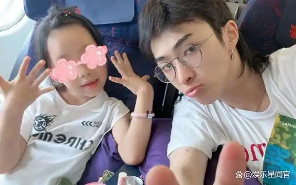 伊能静儿子穿女装跪坐海边,姿势妩媚露大长腿,被建议看心理医生