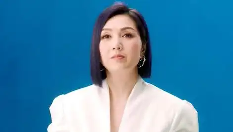 49岁杨千嬅上海返港素颜尽现老态,网民:眼窝凹陷怎么会这么老了?