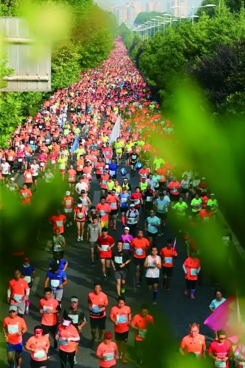 贵阳国际马拉松赛鸣枪开赛