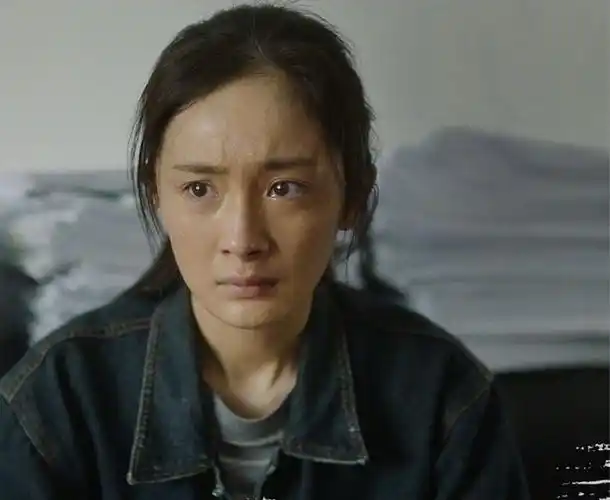 杨幂素颜被网友偶遇离开化妆团队的她状态还不如40岁大婶