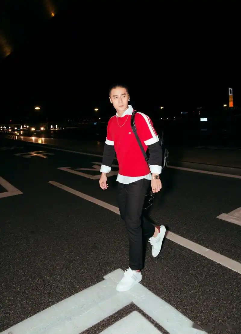 蒋劲夫受邀赴米兰,开启2018春夏米兰时装周之旅,不管是扎辫子还是圆寸