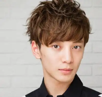 根据齐刘海男生发型图片选择适合的男生