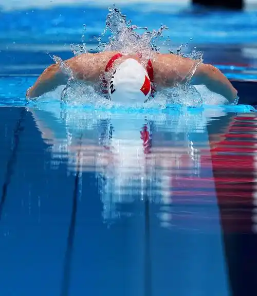 当日,在东京奥运会女子200米蝶泳决赛中,中国选手张雨霏夺得冠军.