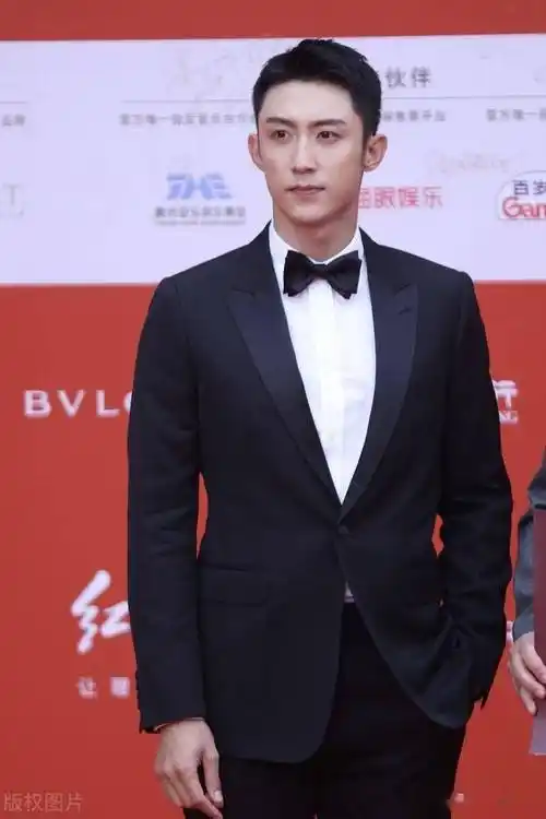 黄景瑜身穿黑色一粒扣西装 白色衬衫帅气十足