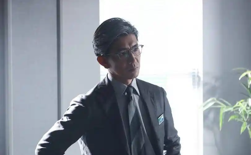 木村拓哉一身灰色西装正装,英姿飒爽!他五十岁最帅的日本大叔_新垣结