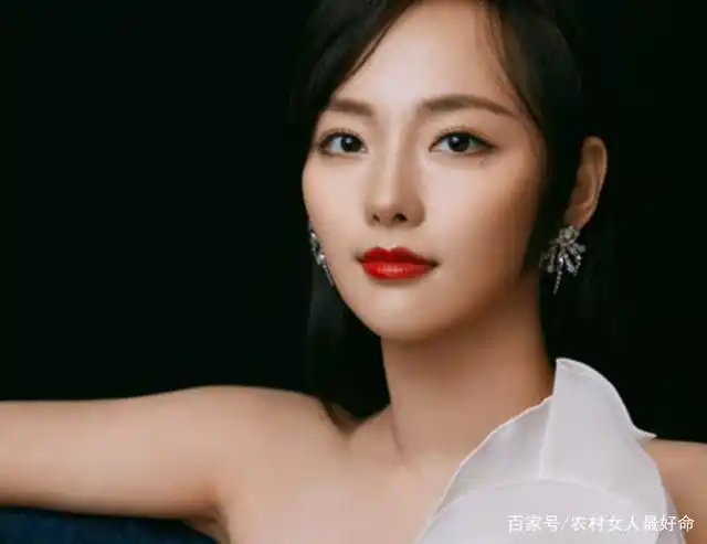 张嘉倪一袭露肩长裙,气质高贵优雅,宛如出水芙蓉