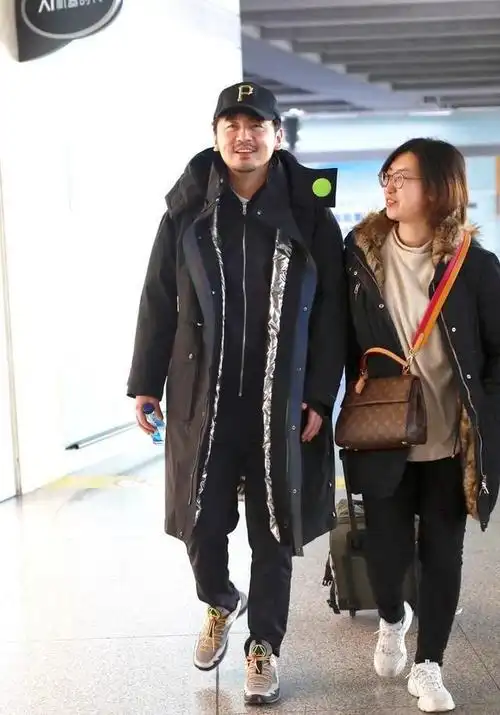 雷佳音展现中年胖大叔的时尚,没有明星的架子,差点没认出来