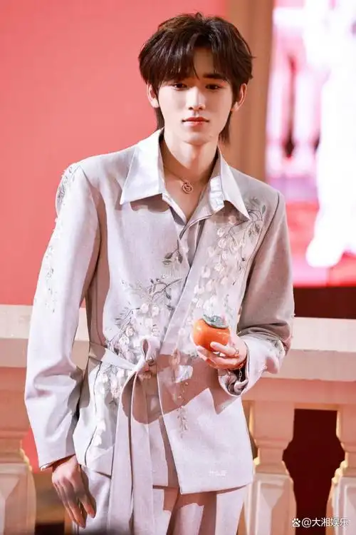 宋亚轩亮相gq红毯,刺绣西装吸睛无数