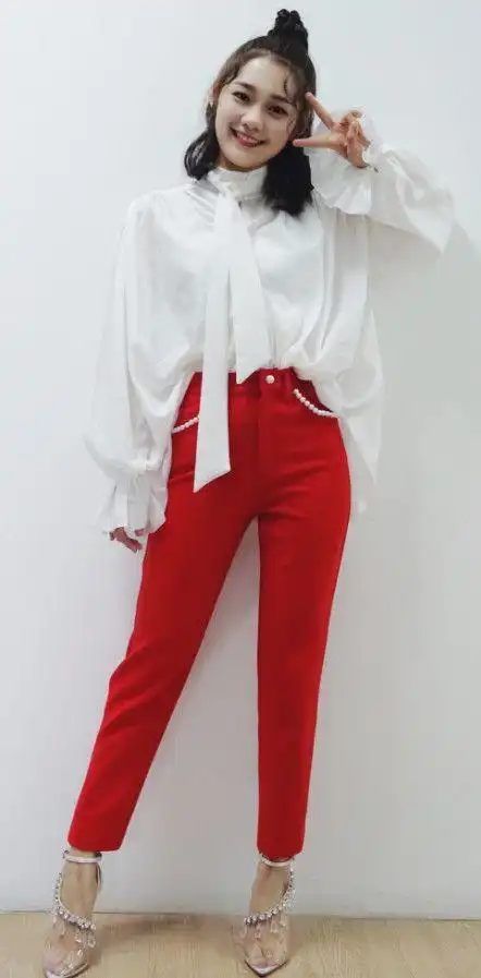 乖乖女段奥娟"学坏"了,拖鞋搭袜子好邋遢,网友:穿裤子了吗?