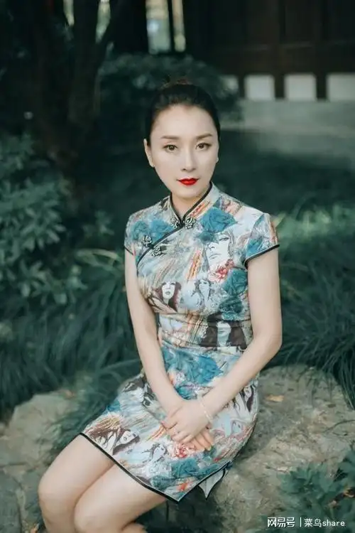 知性优雅的旗袍美女气质迷人别有一番韵味