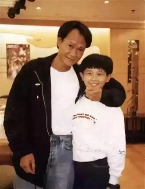 圈,专心读书,后来考入香港大学,现在是一名高级督察,当年结婚的时候