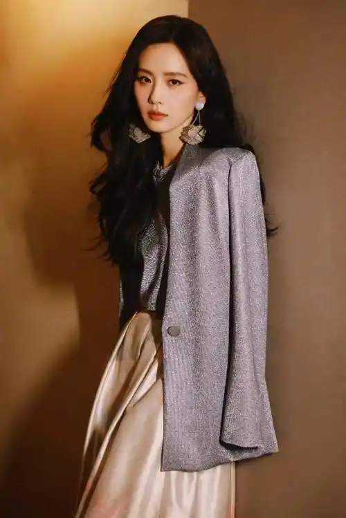 刘诗诗受阿玛尼邀请参加米兰时装周,生图状态美到无可挑剔 _明星_文娱