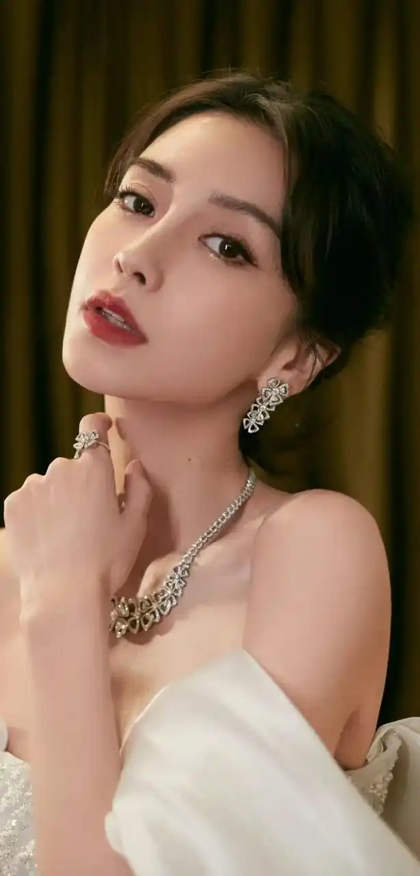 杨颖高清壁纸,白色亮片抹胸礼服穿搭显得漂亮大方#杨颖