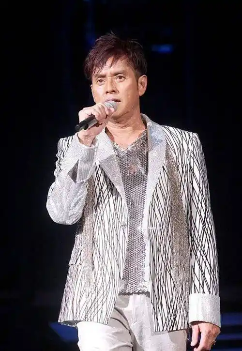 这首歌是曾志伟的"还爱",说只要一听谭咏麟唱此歌就会哭-第2张图片