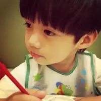 小正太卖萌的可爱小男孩很萌qq头像图片天真的思维和蓬勃的童年