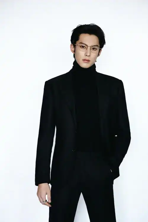 jacky何 的想法: 王鹤棣 72 西服套装,利落大衣… 再戴一副金丝眼镜