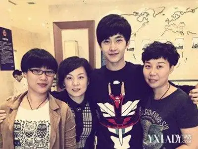 杨洋家人图片大曝光 给你杨洋不一样的故事