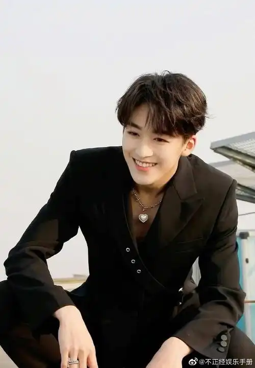 何洛洛微博怎么了