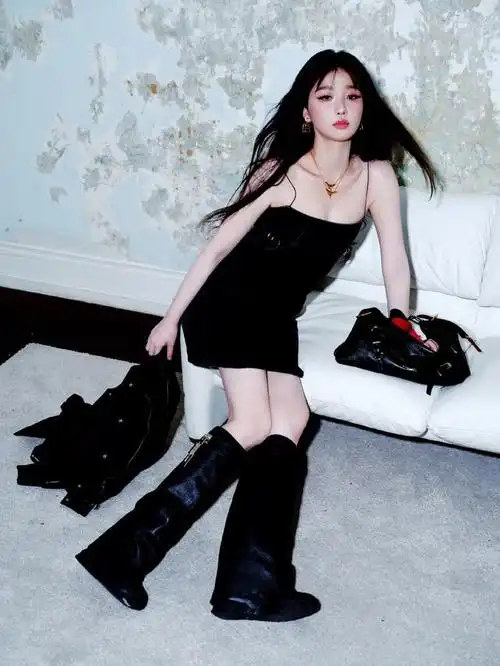 虞书欣紧身牛仔吊带裙搭黑色长靴,如酷拽辣妹,迷人眼神电力十足