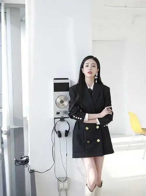 白鹿一改甜美风变身女强人西装裙配长靴气场真足时髦高级