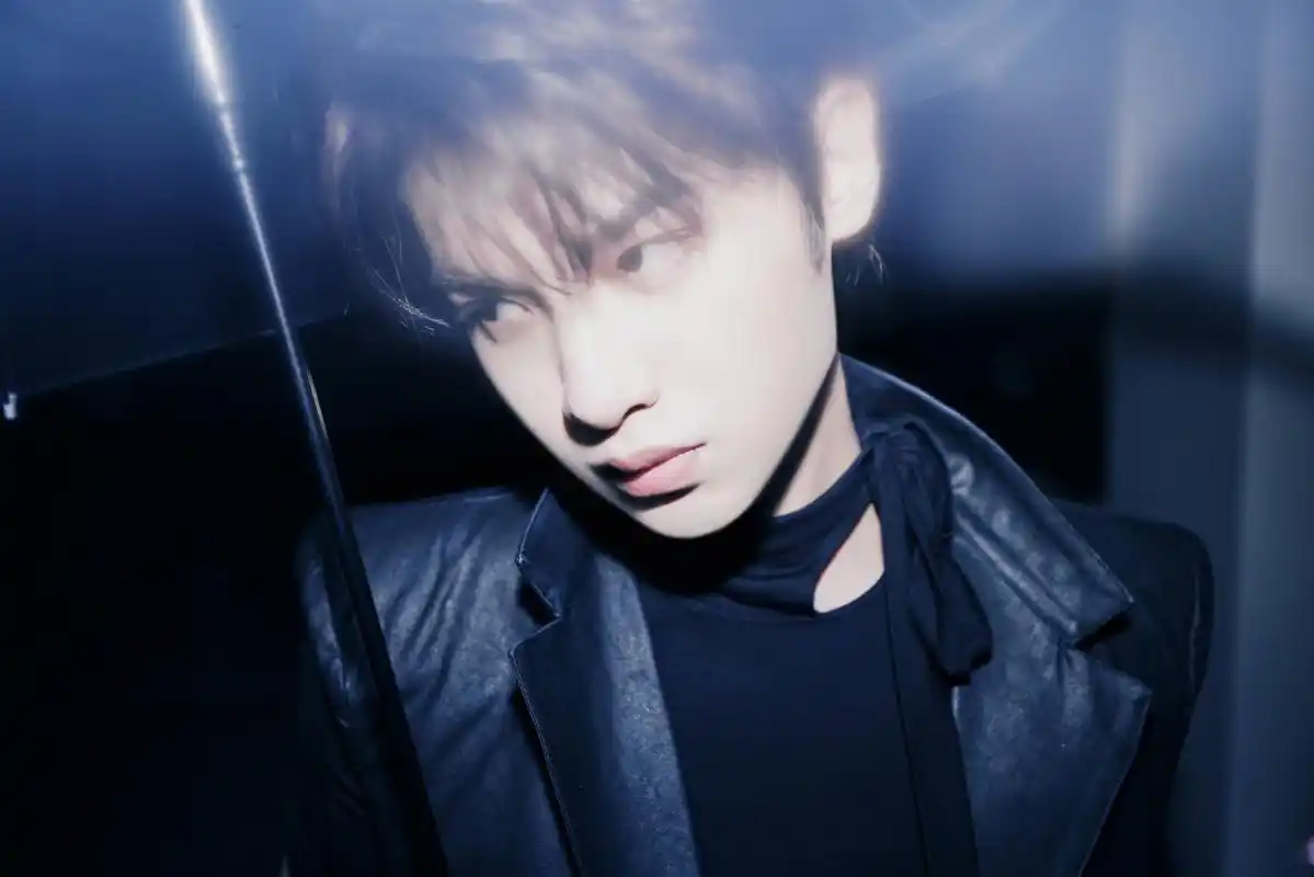 黄明昊在电话亭里#   黑色打底77黑色皮马甲,all black造型好帅啊