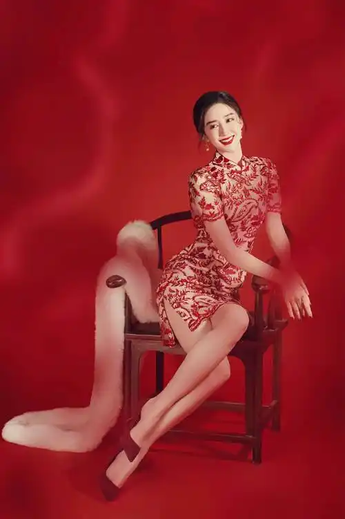 陈欣予新年开工大片曝光一袭旗袍摩登复古延续年味