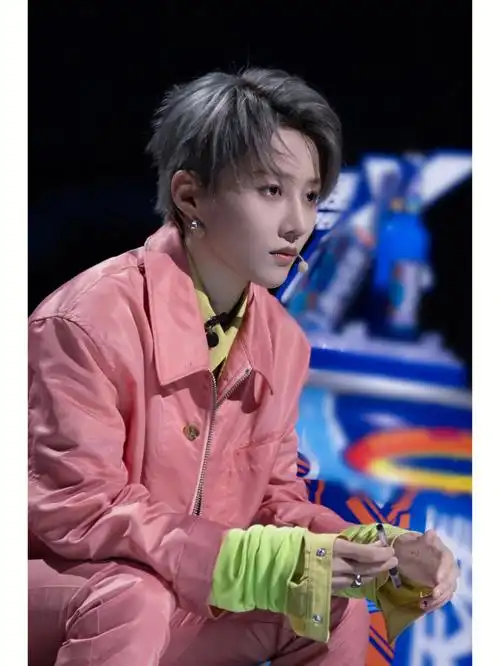 刘雨昕和刘队长一起沉浸街舞赛程舞台