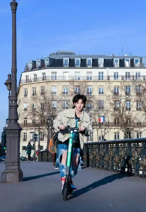 >  >  >  >  > 黄明昊巴黎帅气时尚街拍图片(4/9)