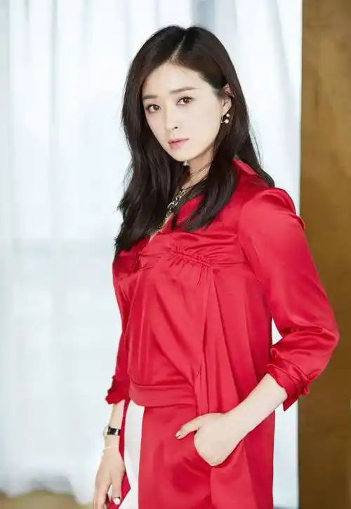 38岁蒋欣与男粉合照显拘谨,素颜出镜五官精致,脸颊圆润疑似发福_皮肤