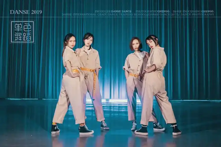 爵士舞主要是追求愉快,活泼,有生气的一种舞蹈.