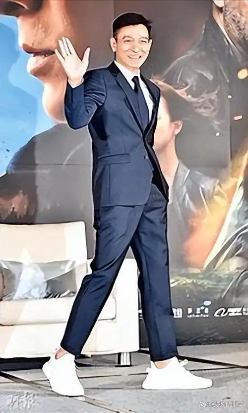 刘德华:裤子短一截,西服不配西裤,轻松演绎"反油腻"高级风