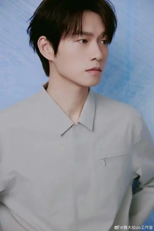 魏大勋今晚活动造型来了,帅的很清爽,衣服架子是这样的