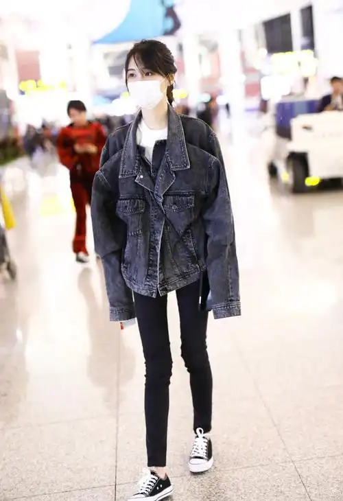 简介:郑爽小麻花辫可爱机场私服照图片,分享一组郑爽图片给大家,图中