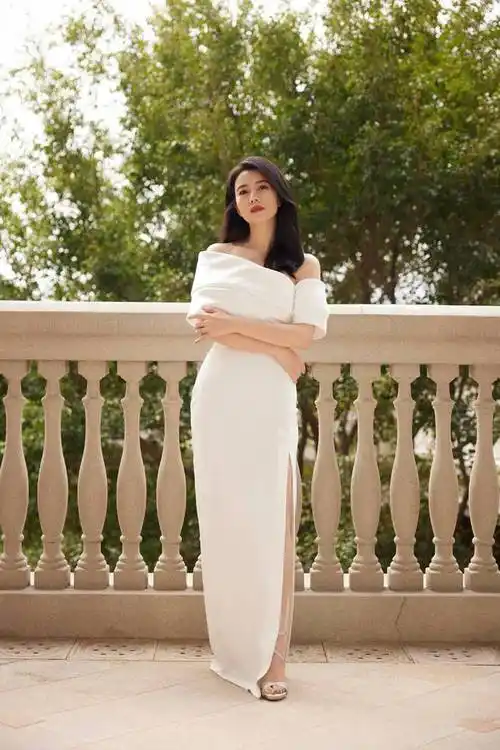 高圆圆一家三口同框!牛仔配白t不减女神范,与赵又廷亲吻秀恩爱