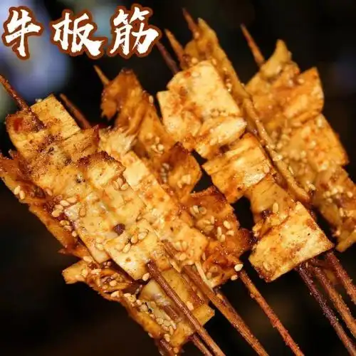 牛板筋炭火把肉条里的脂肪烤得吱吱作响,肉条自然油亮,云雾飘香.