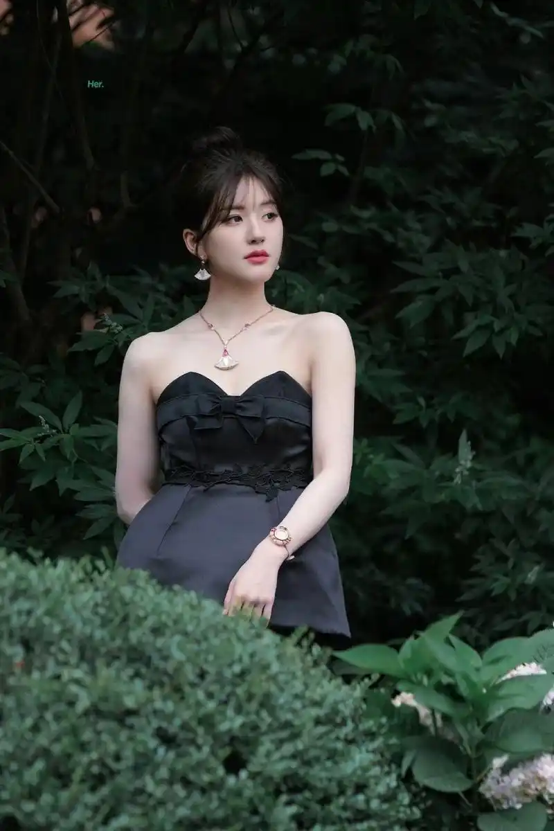 赵露思黑色抹胸薄纱长裙##赵露思黑天鹅造型#   原来昨天活动还拥第