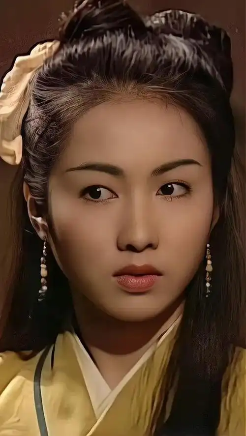 黎姿梨涡浅笑摇曳生姿年轻时的她美貌惊人