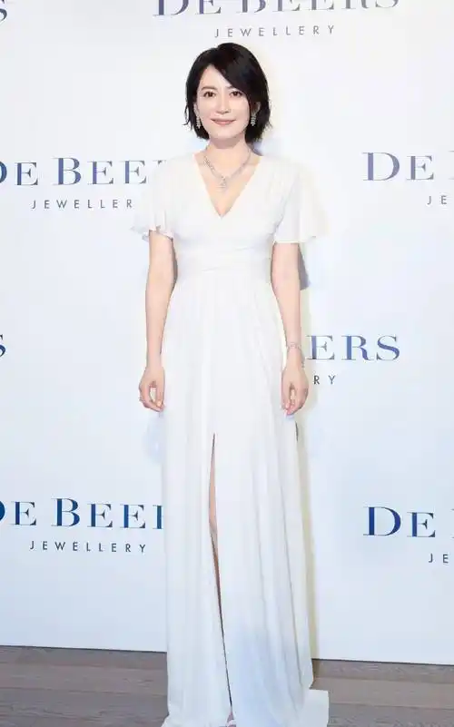 原创俞飞鸿路人装出镜白t搭九分裤清新脱俗配上墨镜气场全开