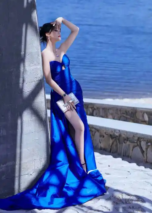 蓝盈莹高开衩裙露纤细美腿身材凹凸有致性感撩人