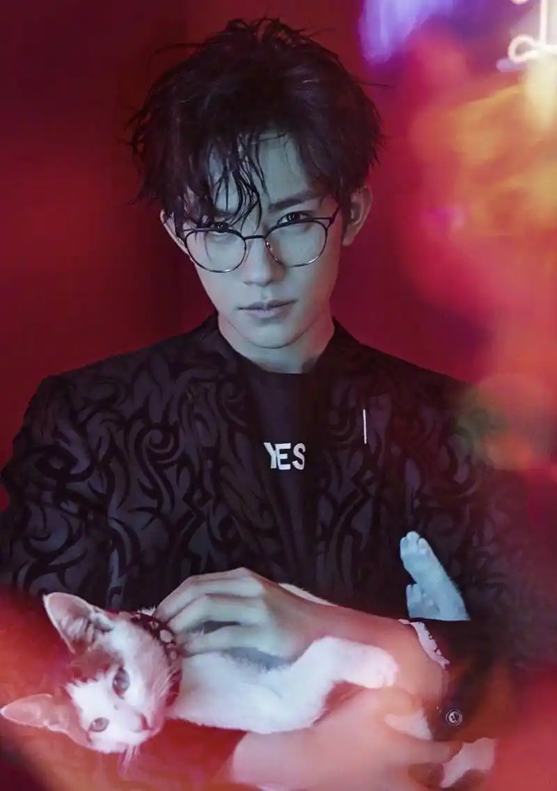 千玺可塑性太高了,期待千玺演绎反派角色～暗黑风的千玺霸气侧漏,腹黑