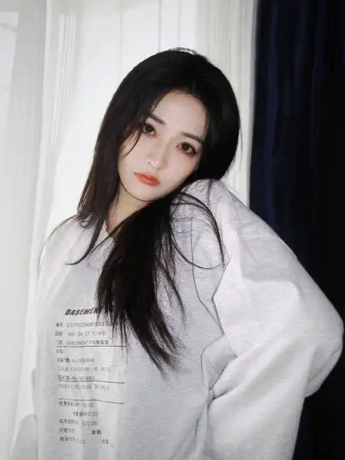 徐璐纯欲风#徐璐纯欲风库存照来啦~璐璐好适合这种风格,清纯大门